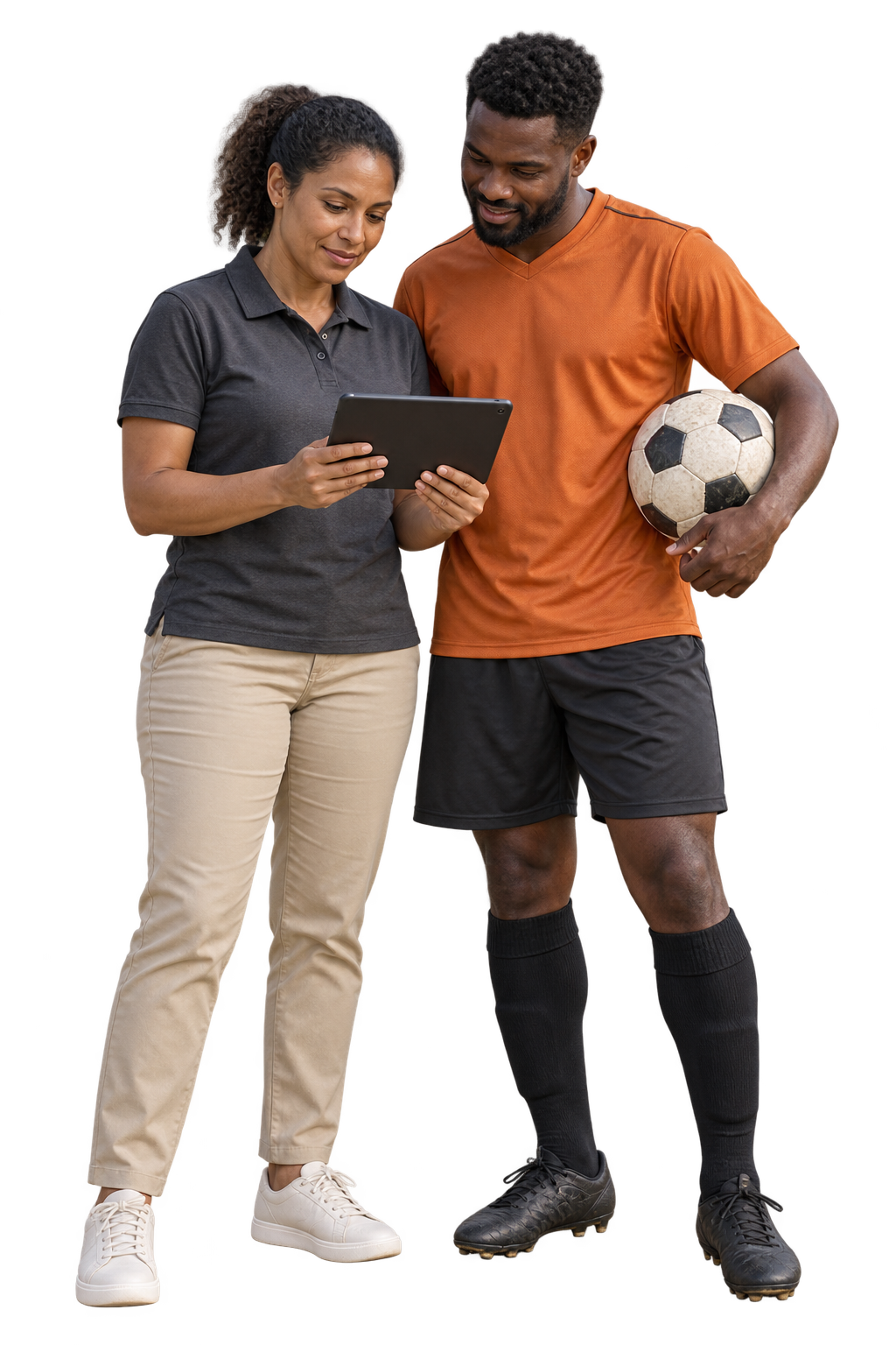 Coordenadora e capitão de um time consultam juntos um tablet, com uma bola de futebol sob o braço do jogador